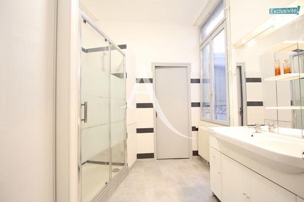 LUMINEUX T3 RÉNOVÉ au 2e étage d'un immeuble ancien, en plein coeur de Montpellier