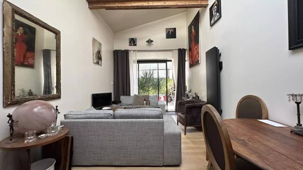 Maison avec murs commerciaux à Fetilly