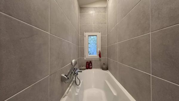 Maison avec murs commerciaux à Fetilly