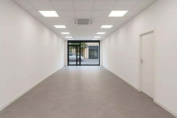 Maison avec murs commerciaux à Fetilly