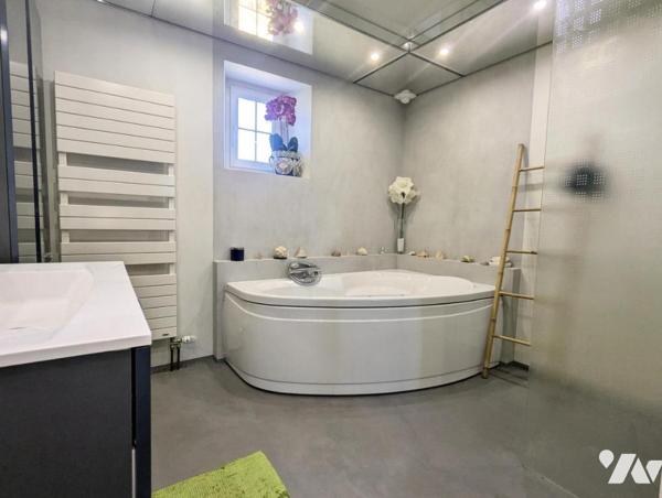 CANISY en centre bourg, belle maison d'habitation sur terrain d'environ 2 700 m2