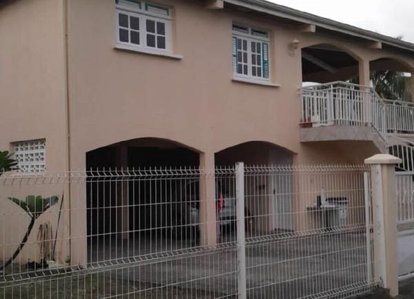 Maison à louer    4 pièces •  Le François