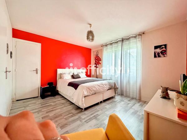 Maison
         5 pièces
        - 107 m² 349 000 € *