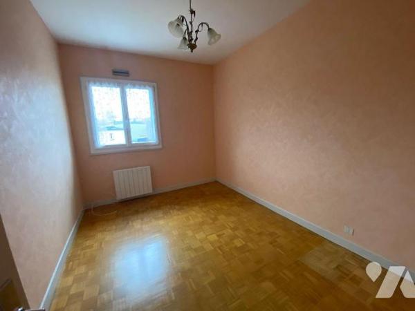 A vendre à Mauriac, dans une résidence de bon standing, bien entretenue, avec ascenseur, un app...