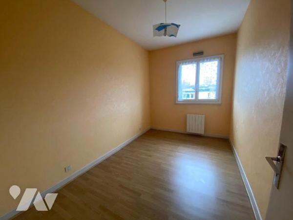 A vendre à Mauriac, dans une résidence de bon standing, bien entretenue, avec ascenseur, un app...