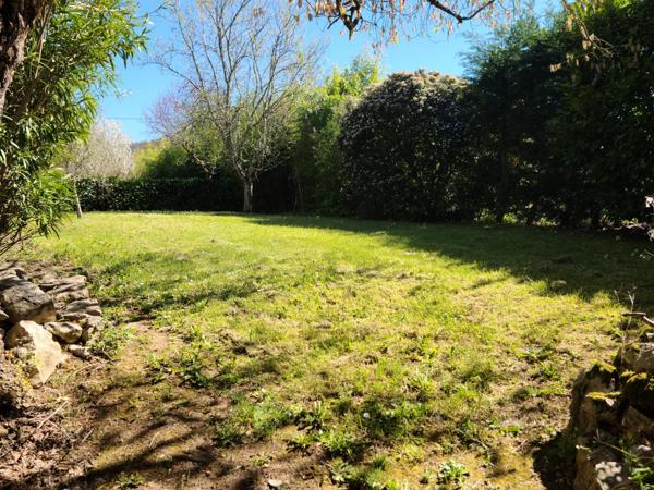 Maison de charme, grange et jardin intimiste.