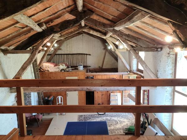 Maison de charme, grange et jardin intimiste.