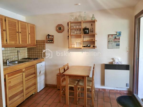 Dans une résidence calme et à seulement 200m de la plage sud des Naïades, cet appartement est un investissement idéal pour vos prochaines vacances.
18m2 composé d'un séjour/kitchenette avec banquette lit, d'un coin nuit puis d'une salle d'eau avec WC. Ainsi qu'une terrasse couverte et un jardin privatif d'environ 38m2 au total.
Le ravalement de façade de la résidence ainsi que l'étanchéité et les boiseries sont en cours de travaux actuellement pour une future résidence toute neuve pour vous, les futurs acheteurs ! 
A visiter rapidement, contactez-moi