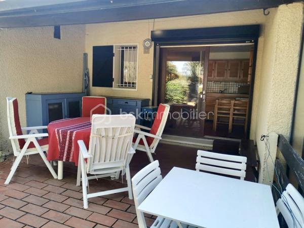Dans une résidence calme et à seulement 200m de la plage sud des Naïades, cet appartement est un investissement idéal pour vos prochaines vacances.
18m2 composé d'un séjour/kitchenette avec banquette lit, d'un coin nuit puis d'une salle d'eau avec WC. Ainsi qu'une terrasse couverte et un jardin privatif d'environ 38m2 au total.
Le ravalement de façade de la résidence ainsi que l'étanchéité et les boiseries sont en cours de travaux actuellement pour une future résidence toute neuve pour vous, les futurs acheteurs ! 
A visiter rapidement, contactez-moi