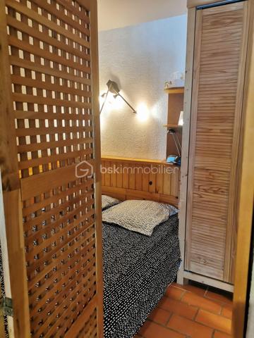 Dans une résidence calme et à seulement 200m de la plage sud des Naïades, cet appartement est un investissement idéal pour vos prochaines vacances.
18m2 composé d'un séjour/kitchenette avec banquette lit, d'un coin nuit puis d'une salle d'eau avec WC. Ainsi qu'une terrasse couverte et un jardin privatif d'environ 38m2 au total.
Le ravalement de façade de la résidence ainsi que l'étanchéité et les boiseries sont en cours de travaux actuellement pour une future résidence toute neuve pour vous, les futurs acheteurs ! 
A visiter rapidement, contactez-moi
