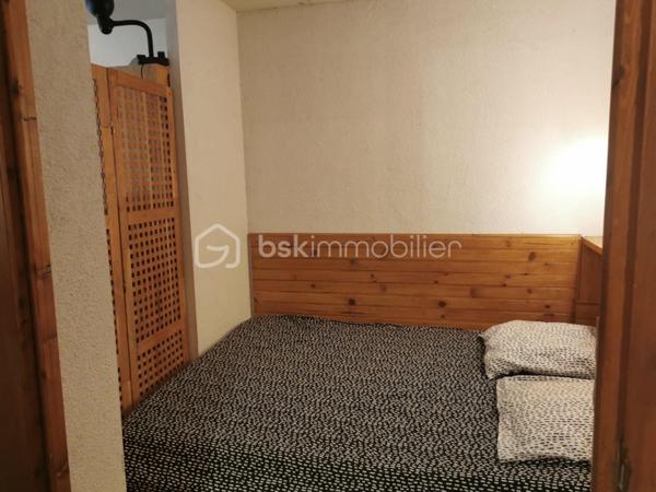 Dans une résidence calme et à seulement 200m de la plage sud des Naïades, cet appartement est un investissement idéal pour vos prochaines vacances.
18m2 composé d'un séjour/kitchenette avec banquette lit, d'un coin nuit puis d'une salle d'eau avec WC. Ainsi qu'une terrasse couverte et un jardin privatif d'environ 38m2 au total.
Le ravalement de façade de la résidence ainsi que l'étanchéité et les boiseries sont en cours de travaux actuellement pour une future résidence toute neuve pour vous, les futurs acheteurs ! 
A visiter rapidement, contactez-moi
