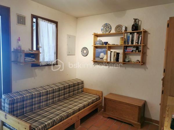 Dans une résidence calme et à seulement 200m de la plage sud des Naïades, cet appartement est un investissement idéal pour vos prochaines vacances.
18m2 composé d'un séjour/kitchenette avec banquette lit, d'un coin nuit puis d'une salle d'eau avec WC. Ainsi qu'une terrasse couverte et un jardin privatif d'environ 38m2 au total.
Le ravalement de façade de la résidence ainsi que l'étanchéité et les boiseries sont en cours de travaux actuellement pour une future résidence toute neuve pour vous, les futurs acheteurs ! 
A visiter rapidement, contactez-moi