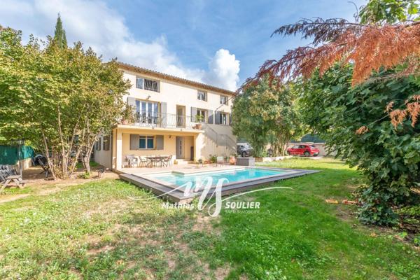 Maison rénovée de 240m² avec dépendance et piscine
