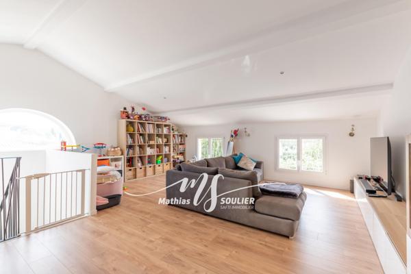 Maison rénovée de 240m² avec dépendance et piscine