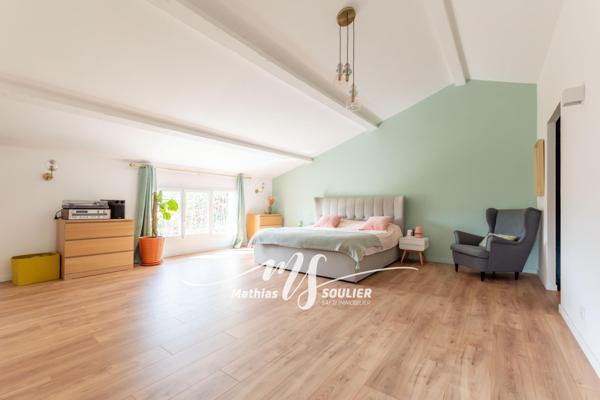 Maison rénovée de 240m² avec dépendance et piscine