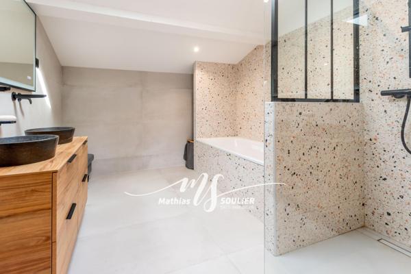 Maison rénovée de 240m² avec dépendance et piscine