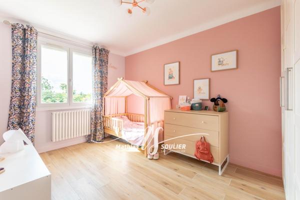 Maison rénovée de 240m² avec dépendance et piscine