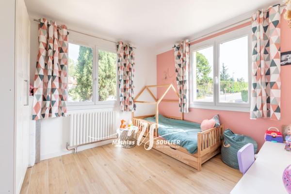 Maison rénovée de 240m² avec dépendance et piscine