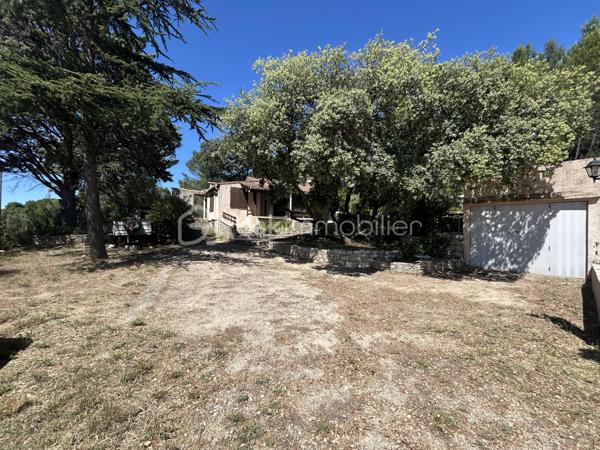 NOUVEAU et en EXCLUSIVITÉ à Saint Gervasy ! Vous avez un petit budget mais rêvez de nature et d’espace ?

En zone naturelle, venez découvrir cette maison de plain pied qui possède un charme fou, nichée au coeur de la verdure sur un terrain de 1239 m² !

Édifiée en 1973, elle se compose: d’un salon, d’une salle à manger, d’une cuisine, de 2 chambres, et d’une salle d’eau avec wc.

En partie avant : nombreuses places de stationnement possibles, garage de 15 m² environ et abri bois; en partie arrière: un beau jardin méditerranéen arboré, un petit mazet de 5 m² environ, et une petite cave.

Les prestations: chauffage électrique ( radiateurs) + poêle à bois. Présence de l’eau de ville, menuiseries simple et double vitrage ( PVC et bois). Fosse septique.

A vos agendas pour la visite !