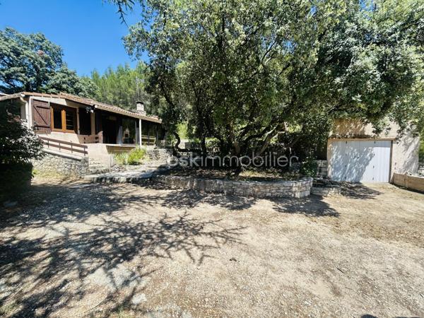 NOUVEAU et en EXCLUSIVITÉ à Saint Gervasy ! Vous avez un petit budget mais rêvez de nature et d’espace ?

En zone naturelle, venez découvrir cette maison de plain pied qui possède un charme fou, nichée au coeur de la verdure sur un terrain de 1239 m² !

Édifiée en 1973, elle se compose: d’un salon, d’une salle à manger, d’une cuisine, de 2 chambres, et d’une salle d’eau avec wc.

En partie avant : nombreuses places de stationnement possibles, garage de 15 m² environ et abri bois; en partie arrière: un beau jardin méditerranéen arboré, un petit mazet de 5 m² environ, et une petite cave.

Les prestations: chauffage électrique ( radiateurs) + poêle à bois. Présence de l’eau de ville, menuiseries simple et double vitrage ( PVC et bois). Fosse septique.

A vos agendas pour la visite !