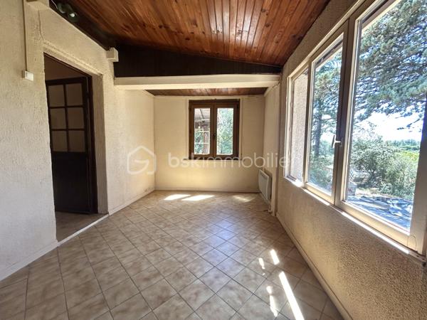 NOUVEAU et en EXCLUSIVITÉ à Saint Gervasy ! Vous avez un petit budget mais rêvez de nature et d’espace ?

En zone naturelle, venez découvrir cette maison de plain pied qui possède un charme fou, nichée au coeur de la verdure sur un terrain de 1239 m² !

Édifiée en 1973, elle se compose: d’un salon, d’une salle à manger, d’une cuisine, de 2 chambres, et d’une salle d’eau avec wc.

En partie avant : nombreuses places de stationnement possibles, garage de 15 m² environ et abri bois; en partie arrière: un beau jardin méditerranéen arboré, un petit mazet de 5 m² environ, et une petite cave.

Les prestations: chauffage électrique ( radiateurs) + poêle à bois. Présence de l’eau de ville, menuiseries simple et double vitrage ( PVC et bois). Fosse septique.

A vos agendas pour la visite !