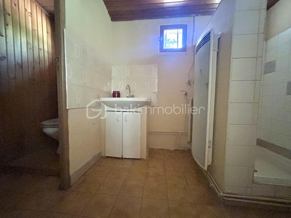 NOUVEAU et en EXCLUSIVITÉ à Saint Gervasy ! Vous avez un petit budget mais rêvez de nature et d’espace ?

En zone naturelle, venez découvrir cette maison de plain pied qui possède un charme fou, nichée au coeur de la verdure sur un terrain de 1239 m² !

Édifiée en 1973, elle se compose: d’un salon, d’une salle à manger, d’une cuisine, de 2 chambres, et d’une salle d’eau avec wc.

En partie avant : nombreuses places de stationnement possibles, garage de 15 m² environ et abri bois; en partie arrière: un beau jardin méditerranéen arboré, un petit mazet de 5 m² environ, et une petite cave.

Les prestations: chauffage électrique ( radiateurs) + poêle à bois. Présence de l’eau de ville, menuiseries simple et double vitrage ( PVC et bois). Fosse septique.

A vos agendas pour la visite !