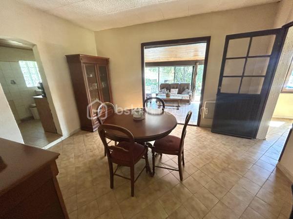 NOUVEAU et en EXCLUSIVITÉ à Saint Gervasy ! Vous avez un petit budget mais rêvez de nature et d’espace ?

En zone naturelle, venez découvrir cette maison de plain pied qui possède un charme fou, nichée au coeur de la verdure sur un terrain de 1239 m² !

Édifiée en 1973, elle se compose: d’un salon, d’une salle à manger, d’une cuisine, de 2 chambres, et d’une salle d’eau avec wc.

En partie avant : nombreuses places de stationnement possibles, garage de 15 m² environ et abri bois; en partie arrière: un beau jardin méditerranéen arboré, un petit mazet de 5 m² environ, et une petite cave.

Les prestations: chauffage électrique ( radiateurs) + poêle à bois. Présence de l’eau de ville, menuiseries simple et double vitrage ( PVC et bois). Fosse septique.

A vos agendas pour la visite !
