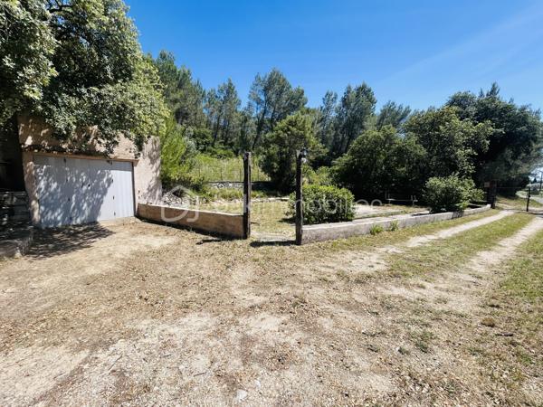 NOUVEAU et en EXCLUSIVITÉ à Saint Gervasy ! Vous avez un petit budget mais rêvez de nature et d’espace ?

En zone naturelle, venez découvrir cette maison de plain pied qui possède un charme fou, nichée au coeur de la verdure sur un terrain de 1239 m² !

Édifiée en 1973, elle se compose: d’un salon, d’une salle à manger, d’une cuisine, de 2 chambres, et d’une salle d’eau avec wc.

En partie avant : nombreuses places de stationnement possibles, garage de 15 m² environ et abri bois; en partie arrière: un beau jardin méditerranéen arboré, un petit mazet de 5 m² environ, et une petite cave.

Les prestations: chauffage électrique ( radiateurs) + poêle à bois. Présence de l’eau de ville, menuiseries simple et double vitrage ( PVC et bois). Fosse septique.

A vos agendas pour la visite !