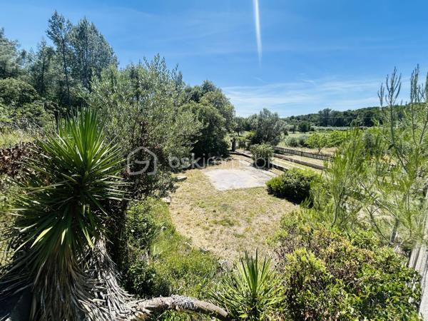 NOUVEAU et en EXCLUSIVITÉ à Saint Gervasy ! Vous avez un petit budget mais rêvez de nature et d’espace ?

En zone naturelle, venez découvrir cette maison de plain pied qui possède un charme fou, nichée au coeur de la verdure sur un terrain de 1239 m² !

Édifiée en 1973, elle se compose: d’un salon, d’une salle à manger, d’une cuisine, de 2 chambres, et d’une salle d’eau avec wc.

En partie avant : nombreuses places de stationnement possibles, garage de 15 m² environ et abri bois; en partie arrière: un beau jardin méditerranéen arboré, un petit mazet de 5 m² environ, et une petite cave.

Les prestations: chauffage électrique ( radiateurs) + poêle à bois. Présence de l’eau de ville, menuiseries simple et double vitrage ( PVC et bois). Fosse septique.

A vos agendas pour la visite !