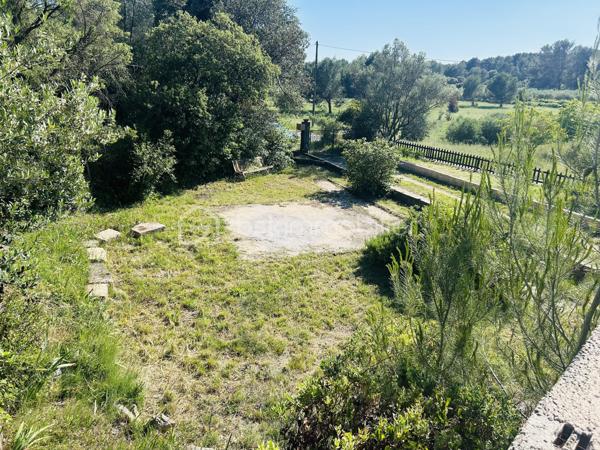 NOUVEAU et en EXCLUSIVITÉ à Saint Gervasy ! Vous avez un petit budget mais rêvez de nature et d’espace ?

En zone naturelle, venez découvrir cette maison de plain pied qui possède un charme fou, nichée au coeur de la verdure sur un terrain de 1239 m² !

Édifiée en 1973, elle se compose: d’un salon, d’une salle à manger, d’une cuisine, de 2 chambres, et d’une salle d’eau avec wc.

En partie avant : nombreuses places de stationnement possibles, garage de 15 m² environ et abri bois; en partie arrière: un beau jardin méditerranéen arboré, un petit mazet de 5 m² environ, et une petite cave.

Les prestations: chauffage électrique ( radiateurs) + poêle à bois. Présence de l’eau de ville, menuiseries simple et double vitrage ( PVC et bois). Fosse septique.

A vos agendas pour la visite !