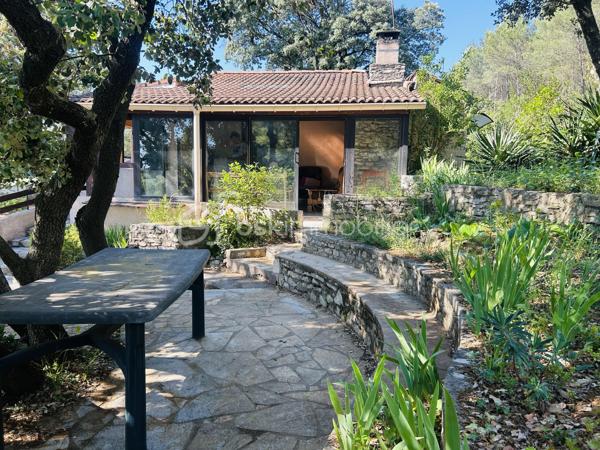 NOUVEAU et en EXCLUSIVITÉ à Saint Gervasy ! Vous avez un petit budget mais rêvez de nature et d’espace ?

En zone naturelle, venez découvrir cette maison de plain pied qui possède un charme fou, nichée au coeur de la verdure sur un terrain de 1239 m² !

Édifiée en 1973, elle se compose: d’un salon, d’une salle à manger, d’une cuisine, de 2 chambres, et d’une salle d’eau avec wc.

En partie avant : nombreuses places de stationnement possibles, garage de 15 m² environ et abri bois; en partie arrière: un beau jardin méditerranéen arboré, un petit mazet de 5 m² environ, et une petite cave.

Les prestations: chauffage électrique ( radiateurs) + poêle à bois. Présence de l’eau de ville, menuiseries simple et double vitrage ( PVC et bois). Fosse septique.

A vos agendas pour la visite !