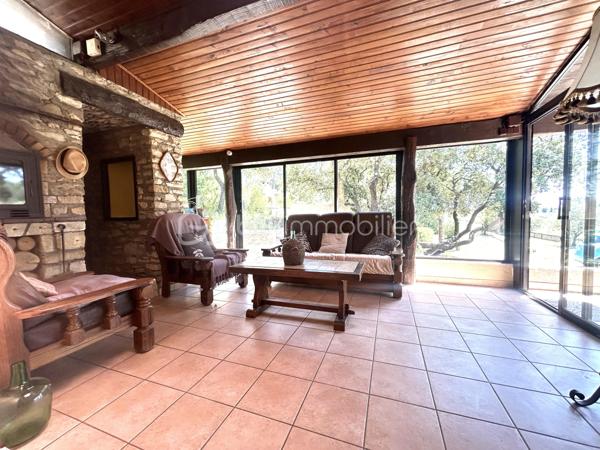 NOUVEAU et en EXCLUSIVITÉ à Saint Gervasy ! Vous avez un petit budget mais rêvez de nature et d’espace ?

En zone naturelle, venez découvrir cette maison de plain pied qui possède un charme fou, nichée au coeur de la verdure sur un terrain de 1239 m² !

Édifiée en 1973, elle se compose: d’un salon, d’une salle à manger, d’une cuisine, de 2 chambres, et d’une salle d’eau avec wc.

En partie avant : nombreuses places de stationnement possibles, garage de 15 m² environ et abri bois; en partie arrière: un beau jardin méditerranéen arboré, un petit mazet de 5 m² environ, et une petite cave.

Les prestations: chauffage électrique ( radiateurs) + poêle à bois. Présence de l’eau de ville, menuiseries simple et double vitrage ( PVC et bois). Fosse septique.

A vos agendas pour la visite !