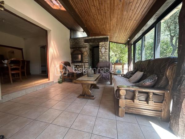 NOUVEAU et en EXCLUSIVITÉ à Saint Gervasy ! Vous avez un petit budget mais rêvez de nature et d’espace ?

En zone naturelle, venez découvrir cette maison de plain pied qui possède un charme fou, nichée au coeur de la verdure sur un terrain de 1239 m² !

Édifiée en 1973, elle se compose: d’un salon, d’une salle à manger, d’une cuisine, de 2 chambres, et d’une salle d’eau avec wc.

En partie avant : nombreuses places de stationnement possibles, garage de 15 m² environ et abri bois; en partie arrière: un beau jardin méditerranéen arboré, un petit mazet de 5 m² environ, et une petite cave.

Les prestations: chauffage électrique ( radiateurs) + poêle à bois. Présence de l’eau de ville, menuiseries simple et double vitrage ( PVC et bois). Fosse septique.

A vos agendas pour la visite !