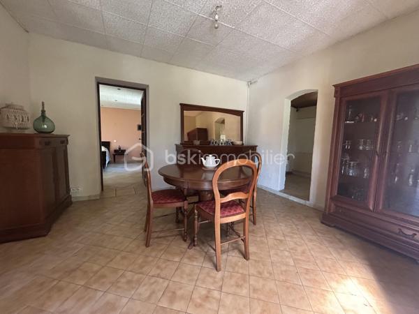 NOUVEAU et en EXCLUSIVITÉ à Saint Gervasy ! Vous avez un petit budget mais rêvez de nature et d’espace ?

En zone naturelle, venez découvrir cette maison de plain pied qui possède un charme fou, nichée au coeur de la verdure sur un terrain de 1239 m² !

Édifiée en 1973, elle se compose: d’un salon, d’une salle à manger, d’une cuisine, de 2 chambres, et d’une salle d’eau avec wc.

En partie avant : nombreuses places de stationnement possibles, garage de 15 m² environ et abri bois; en partie arrière: un beau jardin méditerranéen arboré, un petit mazet de 5 m² environ, et une petite cave.

Les prestations: chauffage électrique ( radiateurs) + poêle à bois. Présence de l’eau de ville, menuiseries simple et double vitrage ( PVC et bois). Fosse septique.

A vos agendas pour la visite !