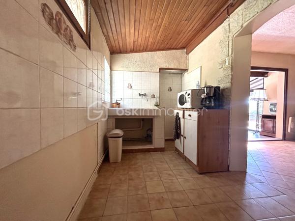 NOUVEAU et en EXCLUSIVITÉ à Saint Gervasy ! Vous avez un petit budget mais rêvez de nature et d’espace ?

En zone naturelle, venez découvrir cette maison de plain pied qui possède un charme fou, nichée au coeur de la verdure sur un terrain de 1239 m² !

Édifiée en 1973, elle se compose: d’un salon, d’une salle à manger, d’une cuisine, de 2 chambres, et d’une salle d’eau avec wc.

En partie avant : nombreuses places de stationnement possibles, garage de 15 m² environ et abri bois; en partie arrière: un beau jardin méditerranéen arboré, un petit mazet de 5 m² environ, et une petite cave.

Les prestations: chauffage électrique ( radiateurs) + poêle à bois. Présence de l’eau de ville, menuiseries simple et double vitrage ( PVC et bois). Fosse septique.

A vos agendas pour la visite !