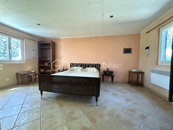 NOUVEAU et en EXCLUSIVITÉ à Saint Gervasy ! Vous avez un petit budget mais rêvez de nature et d’espace ?

En zone naturelle, venez découvrir cette maison de plain pied qui possède un charme fou, nichée au coeur de la verdure sur un terrain de 1239 m² !

Édifiée en 1973, elle se compose: d’un salon, d’une salle à manger, d’une cuisine, de 2 chambres, et d’une salle d’eau avec wc.

En partie avant : nombreuses places de stationnement possibles, garage de 15 m² environ et abri bois; en partie arrière: un beau jardin méditerranéen arboré, un petit mazet de 5 m² environ, et une petite cave.

Les prestations: chauffage électrique ( radiateurs) + poêle à bois. Présence de l’eau de ville, menuiseries simple et double vitrage ( PVC et bois). Fosse septique.

A vos agendas pour la visite !
