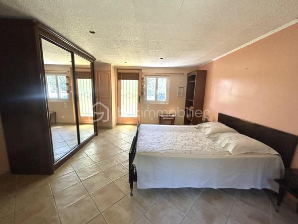 NOUVEAU et en EXCLUSIVITÉ à Saint Gervasy ! Vous avez un petit budget mais rêvez de nature et d’espace ?

En zone naturelle, venez découvrir cette maison de plain pied qui possède un charme fou, nichée au coeur de la verdure sur un terrain de 1239 m² !

Édifiée en 1973, elle se compose: d’un salon, d’une salle à manger, d’une cuisine, de 2 chambres, et d’une salle d’eau avec wc.

En partie avant : nombreuses places de stationnement possibles, garage de 15 m² environ et abri bois; en partie arrière: un beau jardin méditerranéen arboré, un petit mazet de 5 m² environ, et une petite cave.

Les prestations: chauffage électrique ( radiateurs) + poêle à bois. Présence de l’eau de ville, menuiseries simple et double vitrage ( PVC et bois). Fosse septique.

A vos agendas pour la visite !