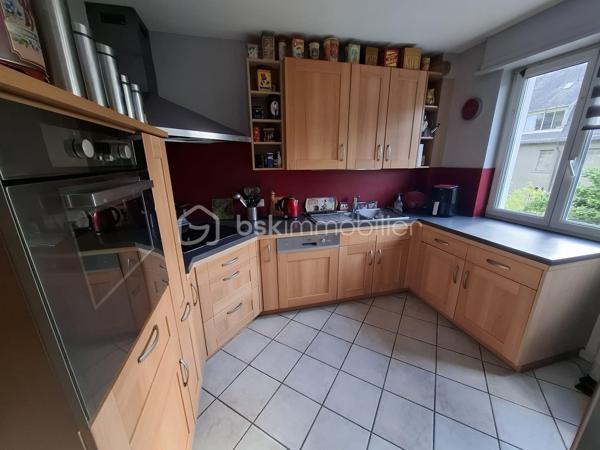 BSK vous propose en exclusivité un très bel appartement  de 85 m2 refait à neuf avec des prestations de qualité.
Dès l'entrée, vous tomberez sous le charme de cet appartement lumineux et parfaitement entretenu. Son placard sur mesure apporte élégance et praticité dès les premiers instants.
L'espace de vie est  très agréable et fonctionnel où vous pourrez profiter d' un balcon sans vis-à-vis, idéal pour vos moments de détente en toute intimité. Côté nuit, vous découvrirez deux belles chambres offrant confort et tranquillité. Une très belle cuisine aménagée, un cellier, une salle de bain et un wc séparé complètent ce bien.
Situé dans une résidence calme et recherchée, ce bien dispose de nombreux atouts supplémentaires : Un garage box fermé et un grenier.
Un appartement alliant confort, qualité et sérénité, à découvrir rapidement.
Une belle opportunité à ne pas manquer.
Contactez moi sans plus attendre au 06.21.07.20.36 Dominique