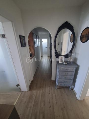 BSK vous propose en exclusivité un très bel appartement  de 85 m2 refait à neuf avec des prestations de qualité.
Dès l'entrée, vous tomberez sous le charme de cet appartement lumineux et parfaitement entretenu. Son placard sur mesure apporte élégance et praticité dès les premiers instants.
L'espace de vie est  très agréable et fonctionnel où vous pourrez profiter d' un balcon sans vis-à-vis, idéal pour vos moments de détente en toute intimité. Côté nuit, vous découvrirez deux belles chambres offrant confort et tranquillité. Une très belle cuisine aménagée, un cellier, une salle de bain et un wc séparé complètent ce bien.
Situé dans une résidence calme et recherchée, ce bien dispose de nombreux atouts supplémentaires : Un garage box fermé et un grenier.
Un appartement alliant confort, qualité et sérénité, à découvrir rapidement.
Une belle opportunité à ne pas manquer.
Contactez moi sans plus attendre au 06.21.07.20.36 Dominique