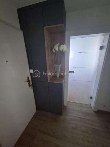 BSK vous propose en exclusivité un très bel appartement  de 85 m2 refait à neuf avec des prestations de qualité.
Dès l'entrée, vous tomberez sous le charme de cet appartement lumineux et parfaitement entretenu. Son placard sur mesure apporte élégance et praticité dès les premiers instants.
L'espace de vie est  très agréable et fonctionnel où vous pourrez profiter d' un balcon sans vis-à-vis, idéal pour vos moments de détente en toute intimité. Côté nuit, vous découvrirez deux belles chambres offrant confort et tranquillité. Une très belle cuisine aménagée, un cellier, une salle de bain et un wc séparé complètent ce bien.
Situé dans une résidence calme et recherchée, ce bien dispose de nombreux atouts supplémentaires : Un garage box fermé et un grenier.
Un appartement alliant confort, qualité et sérénité, à découvrir rapidement.
Une belle opportunité à ne pas manquer.
Contactez moi sans plus attendre au 06.21.07.20.36 Dominique