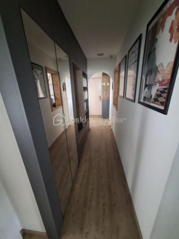 BSK vous propose en exclusivité un très bel appartement  de 85 m2 refait à neuf avec des prestations de qualité.
Dès l'entrée, vous tomberez sous le charme de cet appartement lumineux et parfaitement entretenu. Son placard sur mesure apporte élégance et praticité dès les premiers instants.
L'espace de vie est  très agréable et fonctionnel où vous pourrez profiter d' un balcon sans vis-à-vis, idéal pour vos moments de détente en toute intimité. Côté nuit, vous découvrirez deux belles chambres offrant confort et tranquillité. Une très belle cuisine aménagée, un cellier, une salle de bain et un wc séparé complètent ce bien.
Situé dans une résidence calme et recherchée, ce bien dispose de nombreux atouts supplémentaires : Un garage box fermé et un grenier.
Un appartement alliant confort, qualité et sérénité, à découvrir rapidement.
Une belle opportunité à ne pas manquer.
Contactez moi sans plus attendre au 06.21.07.20.36 Dominique