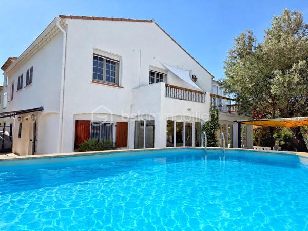 📍 Située dans le quartier recherché des Berges de l’Hérault à Agde, cette villa familiale séduira par ses beaux volumes, son extérieur soigné avec piscine et ses nombreuses possibilités d’aménagement.

🔹 Rez-de-chaussée :
• Hall d’entrée  
• Deux buanderies / espaces de rangement  
• Cuisine équipée
• Salon / séjour avec climatisation  
• Deux chambres dont une avec climatisation   
• Véranda  
• Salle de bain  
• WC indépendant  
• Deux garages, dont un avec portail électrique  

🔹 Étage :
• Grand dégagement avec rangements  
• Deux chambres dont une avec climatisation 
• Salle de bain avec douche et baignoire  
• WC indépendant  
• Spacieux salon / séjour avec climatisation   
• Seconde cuisine équipée  
• Véranda  
• Balcon  

🔹 Extérieurs :
• Piscine hors sol
• Belle terrasse accessible depuis la cuisine  
• Atelier fermé  
• Second espace terrasse  
• Espaces verts entretenus  
• Stationnement de plusieurs véhicules en complément des deux garages

✨ Les + :
• Quartier prisé des Berges de l’Hérault  
• Environ 240 m² de surface totale avec annexes, dont 200 m² habitables  
• 80 m² de grenier aménageable  
• Climatisation réversible  
• Deux garages  
• Maison parfaitement entretenue  
• Fort potentiel d’évolution  
• Double espace de vie indépendant

Grâce à son agencement actuel, cette villa offre de nombreuses possibilités d’aménagement. Elle conviendra parfaitement à une grande famille ou à des personnes souhaitant bénéficier de deux espaces de vie indépendants. Chaque niveau dispose en effet de sa propre cuisine, de son salon/séjour, de sa salle de bain, de ses WC et de ses chambres. Seul le hall d’entrée est commun aux deux niveaux.

✅ Idéal pour :
• Grande famille
• Double espace de vie indépendant
• Investissement locatif
• Résidence principale avec rentabilité potentielle