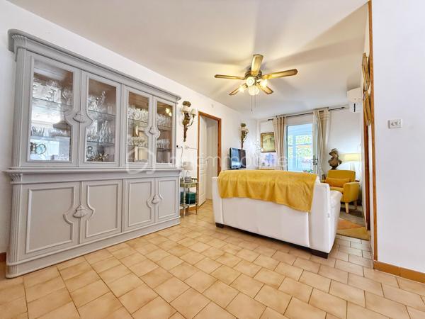 📍 Située dans le quartier recherché des Berges de l’Hérault à Agde, cette villa familiale séduira par ses beaux volumes, son extérieur soigné avec piscine et ses nombreuses possibilités d’aménagement.

🔹 Rez-de-chaussée :
• Hall d’entrée  
• Deux buanderies / espaces de rangement  
• Cuisine équipée
• Salon / séjour avec climatisation  
• Deux chambres dont une avec climatisation   
• Véranda  
• Salle de bain  
• WC indépendant  
• Deux garages, dont un avec portail électrique  

🔹 Étage :
• Grand dégagement avec rangements  
• Deux chambres dont une avec climatisation 
• Salle de bain avec douche et baignoire  
• WC indépendant  
• Spacieux salon / séjour avec climatisation   
• Seconde cuisine équipée  
• Véranda  
• Balcon  

🔹 Extérieurs :
• Piscine hors sol
• Belle terrasse accessible depuis la cuisine  
• Atelier fermé  
• Second espace terrasse  
• Espaces verts entretenus  
• Stationnement de plusieurs véhicules en complément des deux garages

✨ Les + :
• Quartier prisé des Berges de l’Hérault  
• Environ 240 m² de surface totale avec annexes, dont 200 m² habitables  
• 80 m² de grenier aménageable  
• Climatisation réversible  
• Deux garages  
• Maison parfaitement entretenue  
• Fort potentiel d’évolution  
• Double espace de vie indépendant

Grâce à son agencement actuel, cette villa offre de nombreuses possibilités d’aménagement. Elle conviendra parfaitement à une grande famille ou à des personnes souhaitant bénéficier de deux espaces de vie indépendants. Chaque niveau dispose en effet de sa propre cuisine, de son salon/séjour, de sa salle de bain, de ses WC et de ses chambres. Seul le hall d’entrée est commun aux deux niveaux.

✅ Idéal pour :
• Grande famille
• Double espace de vie indépendant
• Investissement locatif
• Résidence principale avec rentabilité potentielle