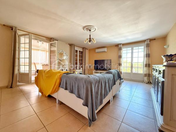 📍 Située dans le quartier recherché des Berges de l’Hérault à Agde, cette villa familiale séduira par ses beaux volumes, son extérieur soigné avec piscine et ses nombreuses possibilités d’aménagement.

🔹 Rez-de-chaussée :
• Hall d’entrée  
• Deux buanderies / espaces de rangement  
• Cuisine équipée
• Salon / séjour avec climatisation  
• Deux chambres dont une avec climatisation   
• Véranda  
• Salle de bain  
• WC indépendant  
• Deux garages, dont un avec portail électrique  

🔹 Étage :
• Grand dégagement avec rangements  
• Deux chambres dont une avec climatisation 
• Salle de bain avec douche et baignoire  
• WC indépendant  
• Spacieux salon / séjour avec climatisation   
• Seconde cuisine équipée  
• Véranda  
• Balcon  

🔹 Extérieurs :
• Piscine hors sol
• Belle terrasse accessible depuis la cuisine  
• Atelier fermé  
• Second espace terrasse  
• Espaces verts entretenus  
• Stationnement de plusieurs véhicules en complément des deux garages

✨ Les + :
• Quartier prisé des Berges de l’Hérault  
• Environ 240 m² de surface totale avec annexes, dont 200 m² habitables  
• 80 m² de grenier aménageable  
• Climatisation réversible  
• Deux garages  
• Maison parfaitement entretenue  
• Fort potentiel d’évolution  
• Double espace de vie indépendant

Grâce à son agencement actuel, cette villa offre de nombreuses possibilités d’aménagement. Elle conviendra parfaitement à une grande famille ou à des personnes souhaitant bénéficier de deux espaces de vie indépendants. Chaque niveau dispose en effet de sa propre cuisine, de son salon/séjour, de sa salle de bain, de ses WC et de ses chambres. Seul le hall d’entrée est commun aux deux niveaux.

✅ Idéal pour :
• Grande famille
• Double espace de vie indépendant
• Investissement locatif
• Résidence principale avec rentabilité potentielle