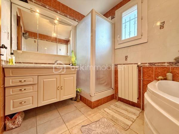 📍 Située dans le quartier recherché des Berges de l’Hérault à Agde, cette villa familiale séduira par ses beaux volumes, son extérieur soigné avec piscine et ses nombreuses possibilités d’aménagement.

🔹 Rez-de-chaussée :
• Hall d’entrée  
• Deux buanderies / espaces de rangement  
• Cuisine équipée
• Salon / séjour avec climatisation  
• Deux chambres dont une avec climatisation   
• Véranda  
• Salle de bain  
• WC indépendant  
• Deux garages, dont un avec portail électrique  

🔹 Étage :
• Grand dégagement avec rangements  
• Deux chambres dont une avec climatisation 
• Salle de bain avec douche et baignoire  
• WC indépendant  
• Spacieux salon / séjour avec climatisation   
• Seconde cuisine équipée  
• Véranda  
• Balcon  

🔹 Extérieurs :
• Piscine hors sol
• Belle terrasse accessible depuis la cuisine  
• Atelier fermé  
• Second espace terrasse  
• Espaces verts entretenus  
• Stationnement de plusieurs véhicules en complément des deux garages

✨ Les + :
• Quartier prisé des Berges de l’Hérault  
• Environ 240 m² de surface totale avec annexes, dont 200 m² habitables  
• 80 m² de grenier aménageable  
• Climatisation réversible  
• Deux garages  
• Maison parfaitement entretenue  
• Fort potentiel d’évolution  
• Double espace de vie indépendant

Grâce à son agencement actuel, cette villa offre de nombreuses possibilités d’aménagement. Elle conviendra parfaitement à une grande famille ou à des personnes souhaitant bénéficier de deux espaces de vie indépendants. Chaque niveau dispose en effet de sa propre cuisine, de son salon/séjour, de sa salle de bain, de ses WC et de ses chambres. Seul le hall d’entrée est commun aux deux niveaux.

✅ Idéal pour :
• Grande famille
• Double espace de vie indépendant
• Investissement locatif
• Résidence principale avec rentabilité potentielle