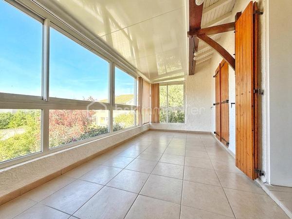 📍 Située dans le quartier recherché des Berges de l’Hérault à Agde, cette villa familiale séduira par ses beaux volumes, son extérieur soigné avec piscine et ses nombreuses possibilités d’aménagement.

🔹 Rez-de-chaussée :
• Hall d’entrée  
• Deux buanderies / espaces de rangement  
• Cuisine équipée
• Salon / séjour avec climatisation  
• Deux chambres dont une avec climatisation   
• Véranda  
• Salle de bain  
• WC indépendant  
• Deux garages, dont un avec portail électrique  

🔹 Étage :
• Grand dégagement avec rangements  
• Deux chambres dont une avec climatisation 
• Salle de bain avec douche et baignoire  
• WC indépendant  
• Spacieux salon / séjour avec climatisation   
• Seconde cuisine équipée  
• Véranda  
• Balcon  

🔹 Extérieurs :
• Piscine hors sol
• Belle terrasse accessible depuis la cuisine  
• Atelier fermé  
• Second espace terrasse  
• Espaces verts entretenus  
• Stationnement de plusieurs véhicules en complément des deux garages

✨ Les + :
• Quartier prisé des Berges de l’Hérault  
• Environ 240 m² de surface totale avec annexes, dont 200 m² habitables  
• 80 m² de grenier aménageable  
• Climatisation réversible  
• Deux garages  
• Maison parfaitement entretenue  
• Fort potentiel d’évolution  
• Double espace de vie indépendant

Grâce à son agencement actuel, cette villa offre de nombreuses possibilités d’aménagement. Elle conviendra parfaitement à une grande famille ou à des personnes souhaitant bénéficier de deux espaces de vie indépendants. Chaque niveau dispose en effet de sa propre cuisine, de son salon/séjour, de sa salle de bain, de ses WC et de ses chambres. Seul le hall d’entrée est commun aux deux niveaux.

✅ Idéal pour :
• Grande famille
• Double espace de vie indépendant
• Investissement locatif
• Résidence principale avec rentabilité potentielle