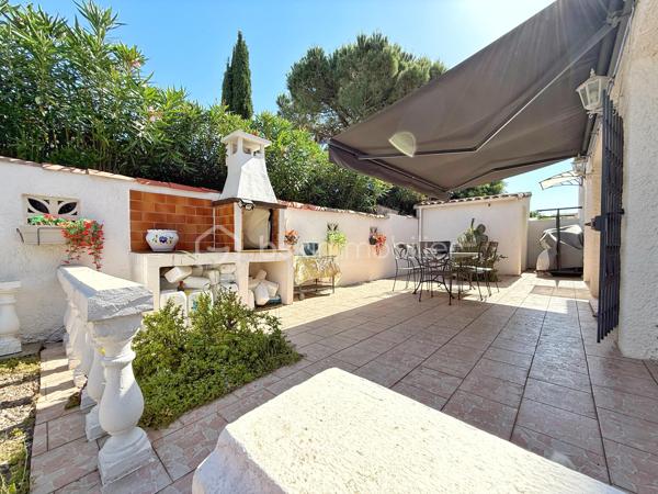 📍 Située dans le quartier recherché des Berges de l’Hérault à Agde, cette villa familiale séduira par ses beaux volumes, son extérieur soigné avec piscine et ses nombreuses possibilités d’aménagement.

🔹 Rez-de-chaussée :
• Hall d’entrée  
• Deux buanderies / espaces de rangement  
• Cuisine équipée
• Salon / séjour avec climatisation  
• Deux chambres dont une avec climatisation   
• Véranda  
• Salle de bain  
• WC indépendant  
• Deux garages, dont un avec portail électrique  

🔹 Étage :
• Grand dégagement avec rangements  
• Deux chambres dont une avec climatisation 
• Salle de bain avec douche et baignoire  
• WC indépendant  
• Spacieux salon / séjour avec climatisation   
• Seconde cuisine équipée  
• Véranda  
• Balcon  

🔹 Extérieurs :
• Piscine hors sol
• Belle terrasse accessible depuis la cuisine  
• Atelier fermé  
• Second espace terrasse  
• Espaces verts entretenus  
• Stationnement de plusieurs véhicules en complément des deux garages

✨ Les + :
• Quartier prisé des Berges de l’Hérault  
• Environ 240 m² de surface totale avec annexes, dont 200 m² habitables  
• 80 m² de grenier aménageable  
• Climatisation réversible  
• Deux garages  
• Maison parfaitement entretenue  
• Fort potentiel d’évolution  
• Double espace de vie indépendant

Grâce à son agencement actuel, cette villa offre de nombreuses possibilités d’aménagement. Elle conviendra parfaitement à une grande famille ou à des personnes souhaitant bénéficier de deux espaces de vie indépendants. Chaque niveau dispose en effet de sa propre cuisine, de son salon/séjour, de sa salle de bain, de ses WC et de ses chambres. Seul le hall d’entrée est commun aux deux niveaux.

✅ Idéal pour :
• Grande famille
• Double espace de vie indépendant
• Investissement locatif
• Résidence principale avec rentabilité potentielle