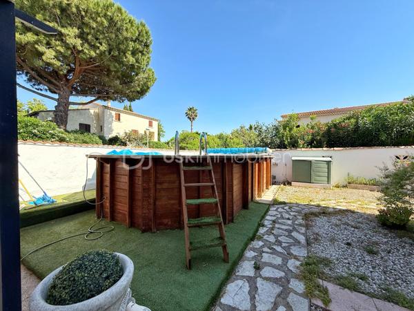 📍 Située dans le quartier recherché des Berges de l’Hérault à Agde, cette villa familiale séduira par ses beaux volumes, son extérieur soigné avec piscine et ses nombreuses possibilités d’aménagement.

🔹 Rez-de-chaussée :
• Hall d’entrée  
• Deux buanderies / espaces de rangement  
• Cuisine équipée
• Salon / séjour avec climatisation  
• Deux chambres dont une avec climatisation   
• Véranda  
• Salle de bain  
• WC indépendant  
• Deux garages, dont un avec portail électrique  

🔹 Étage :
• Grand dégagement avec rangements  
• Deux chambres dont une avec climatisation 
• Salle de bain avec douche et baignoire  
• WC indépendant  
• Spacieux salon / séjour avec climatisation   
• Seconde cuisine équipée  
• Véranda  
• Balcon  

🔹 Extérieurs :
• Piscine hors sol
• Belle terrasse accessible depuis la cuisine  
• Atelier fermé  
• Second espace terrasse  
• Espaces verts entretenus  
• Stationnement de plusieurs véhicules en complément des deux garages

✨ Les + :
• Quartier prisé des Berges de l’Hérault  
• Environ 240 m² de surface totale avec annexes, dont 200 m² habitables  
• 80 m² de grenier aménageable  
• Climatisation réversible  
• Deux garages  
• Maison parfaitement entretenue  
• Fort potentiel d’évolution  
• Double espace de vie indépendant

Grâce à son agencement actuel, cette villa offre de nombreuses possibilités d’aménagement. Elle conviendra parfaitement à une grande famille ou à des personnes souhaitant bénéficier de deux espaces de vie indépendants. Chaque niveau dispose en effet de sa propre cuisine, de son salon/séjour, de sa salle de bain, de ses WC et de ses chambres. Seul le hall d’entrée est commun aux deux niveaux.

✅ Idéal pour :
• Grande famille
• Double espace de vie indépendant
• Investissement locatif
• Résidence principale avec rentabilité potentielle