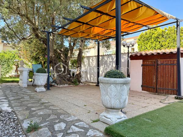 📍 Située dans le quartier recherché des Berges de l’Hérault à Agde, cette villa familiale séduira par ses beaux volumes, son extérieur soigné avec piscine et ses nombreuses possibilités d’aménagement.

🔹 Rez-de-chaussée :
• Hall d’entrée  
• Deux buanderies / espaces de rangement  
• Cuisine équipée
• Salon / séjour avec climatisation  
• Deux chambres dont une avec climatisation   
• Véranda  
• Salle de bain  
• WC indépendant  
• Deux garages, dont un avec portail électrique  

🔹 Étage :
• Grand dégagement avec rangements  
• Deux chambres dont une avec climatisation 
• Salle de bain avec douche et baignoire  
• WC indépendant  
• Spacieux salon / séjour avec climatisation   
• Seconde cuisine équipée  
• Véranda  
• Balcon  

🔹 Extérieurs :
• Piscine hors sol
• Belle terrasse accessible depuis la cuisine  
• Atelier fermé  
• Second espace terrasse  
• Espaces verts entretenus  
• Stationnement de plusieurs véhicules en complément des deux garages

✨ Les + :
• Quartier prisé des Berges de l’Hérault  
• Environ 240 m² de surface totale avec annexes, dont 200 m² habitables  
• 80 m² de grenier aménageable  
• Climatisation réversible  
• Deux garages  
• Maison parfaitement entretenue  
• Fort potentiel d’évolution  
• Double espace de vie indépendant

Grâce à son agencement actuel, cette villa offre de nombreuses possibilités d’aménagement. Elle conviendra parfaitement à une grande famille ou à des personnes souhaitant bénéficier de deux espaces de vie indépendants. Chaque niveau dispose en effet de sa propre cuisine, de son salon/séjour, de sa salle de bain, de ses WC et de ses chambres. Seul le hall d’entrée est commun aux deux niveaux.

✅ Idéal pour :
• Grande famille
• Double espace de vie indépendant
• Investissement locatif
• Résidence principale avec rentabilité potentielle