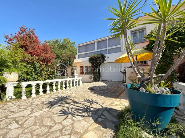 📍 Située dans le quartier recherché des Berges de l’Hérault à Agde, cette villa familiale séduira par ses beaux volumes, son extérieur soigné avec piscine et ses nombreuses possibilités d’aménagement.

🔹 Rez-de-chaussée :
• Hall d’entrée  
• Deux buanderies / espaces de rangement  
• Cuisine équipée
• Salon / séjour avec climatisation  
• Deux chambres dont une avec climatisation   
• Véranda  
• Salle de bain  
• WC indépendant  
• Deux garages, dont un avec portail électrique  

🔹 Étage :
• Grand dégagement avec rangements  
• Deux chambres dont une avec climatisation 
• Salle de bain avec douche et baignoire  
• WC indépendant  
• Spacieux salon / séjour avec climatisation   
• Seconde cuisine équipée  
• Véranda  
• Balcon  

🔹 Extérieurs :
• Piscine hors sol
• Belle terrasse accessible depuis la cuisine  
• Atelier fermé  
• Second espace terrasse  
• Espaces verts entretenus  
• Stationnement de plusieurs véhicules en complément des deux garages

✨ Les + :
• Quartier prisé des Berges de l’Hérault  
• Environ 240 m² de surface totale avec annexes, dont 200 m² habitables  
• 80 m² de grenier aménageable  
• Climatisation réversible  
• Deux garages  
• Maison parfaitement entretenue  
• Fort potentiel d’évolution  
• Double espace de vie indépendant

Grâce à son agencement actuel, cette villa offre de nombreuses possibilités d’aménagement. Elle conviendra parfaitement à une grande famille ou à des personnes souhaitant bénéficier de deux espaces de vie indépendants. Chaque niveau dispose en effet de sa propre cuisine, de son salon/séjour, de sa salle de bain, de ses WC et de ses chambres. Seul le hall d’entrée est commun aux deux niveaux.

✅ Idéal pour :
• Grande famille
• Double espace de vie indépendant
• Investissement locatif
• Résidence principale avec rentabilité potentielle